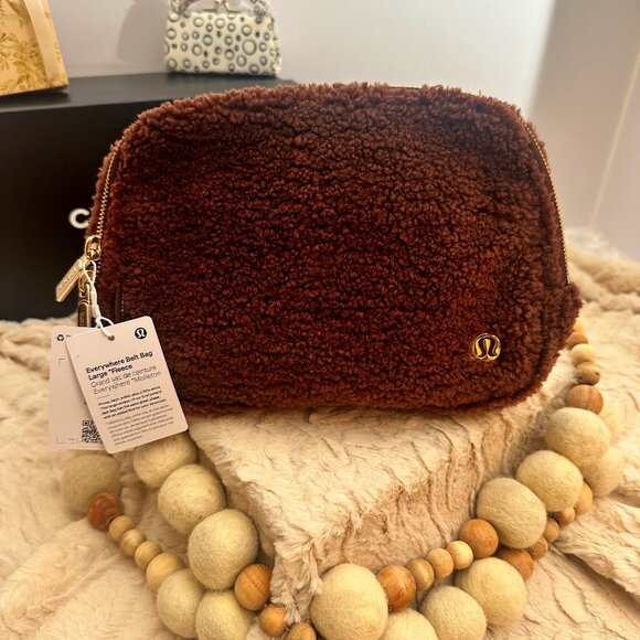 lululemon athletica Handbags - NWT Lululemon 2L Everywhere (R $149)